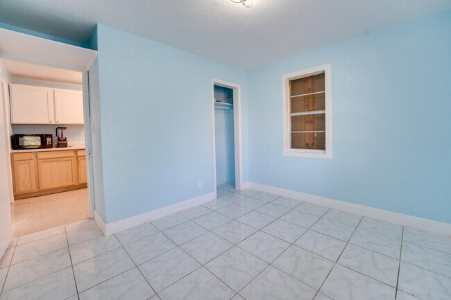 Building Photo - 813 Truman St