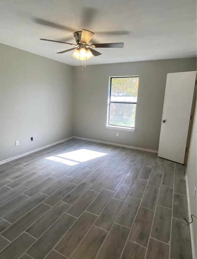 Building Photo - 4139 Stoneridge Dr