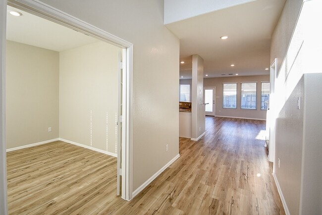 Building Photo - 3716 Vail Spgs Dr