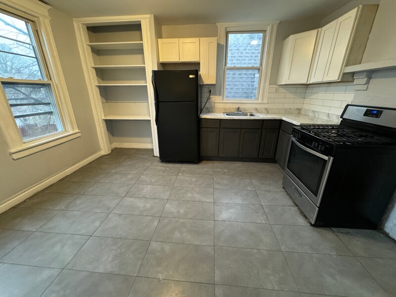 Building Photo - 827 S 14th St