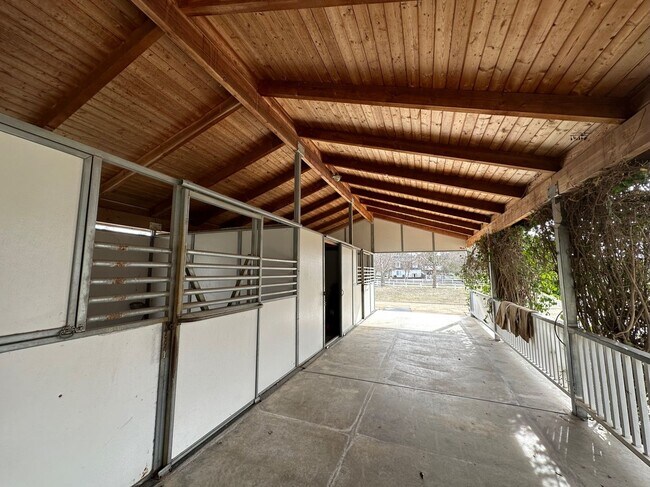 Building Photo - Great horse property in Del Luz!