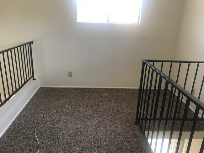 Building Photo - 335 Riverview Way