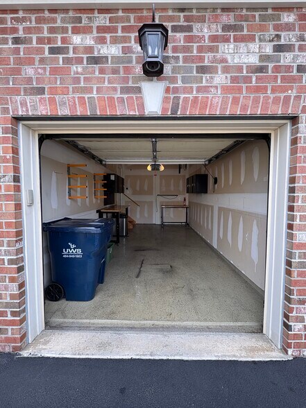 Building Photo - 906 Blue Meadow Dr