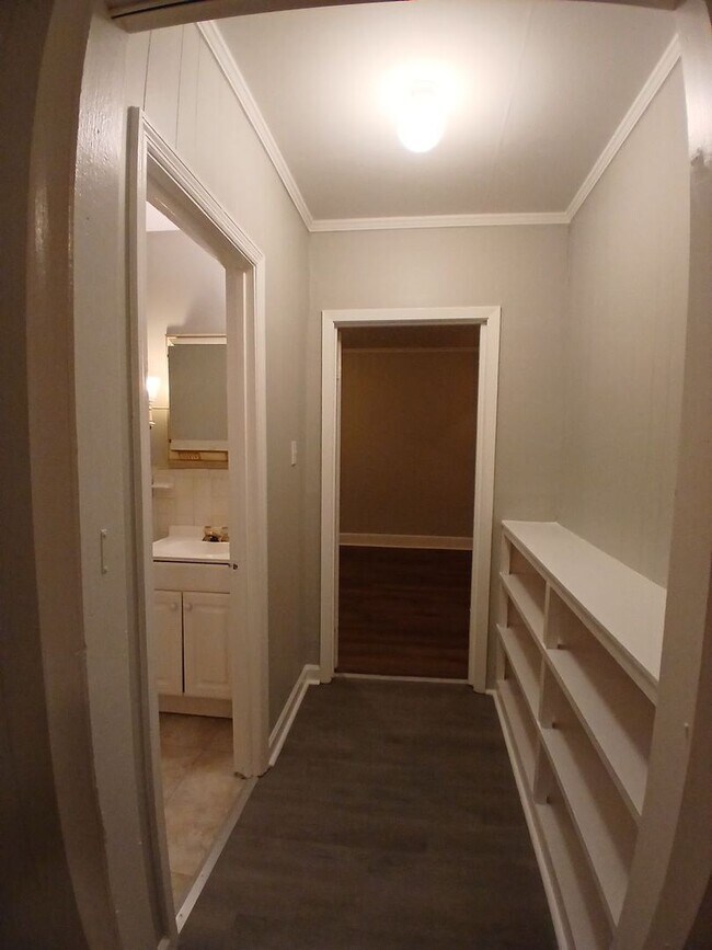 Building Photo - Spacious 3 Bedroom 2 Bath