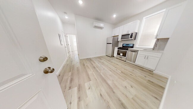 Building Photo - Modern & Renovated 1BD 1BA Apartment