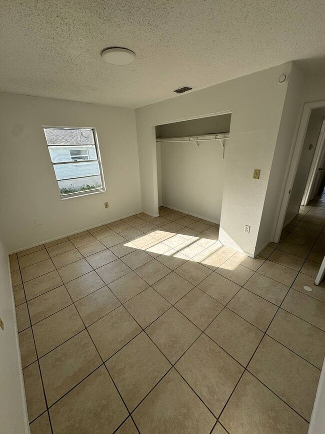 Building Photo - Highland St