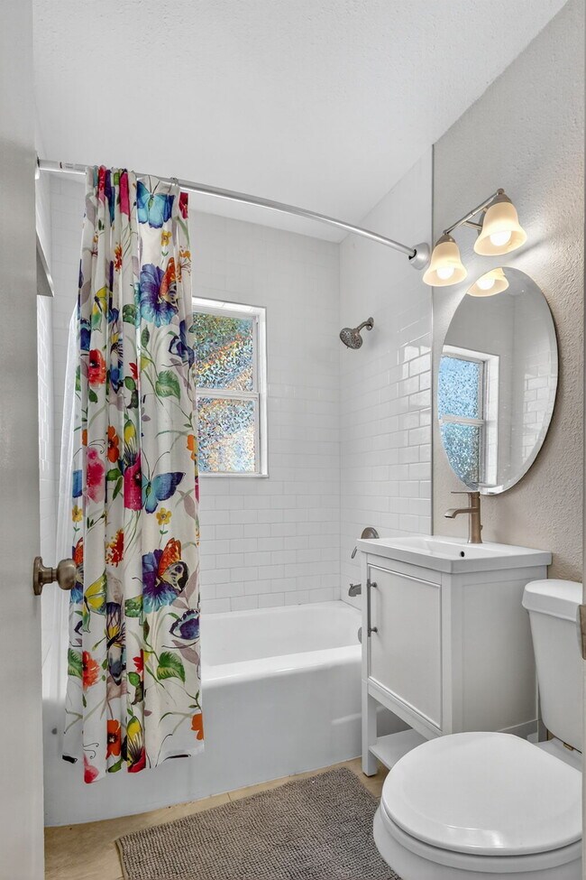 Building Photo - 541 40th Ave NE