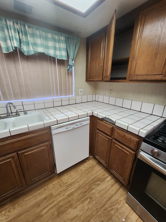 Building Photo - 424 W Avenue J5