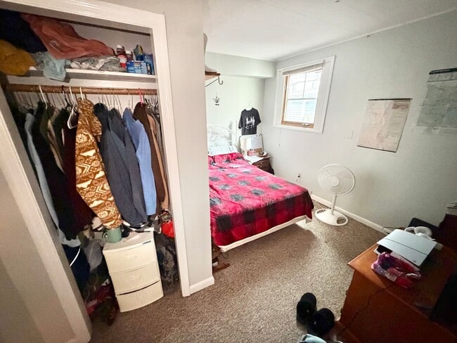 Building Photo - 3 Bedroom Apartment in Burlington VT Available NOW! OFF STREET PARKING, LAUNDRY, HEAT INCLUDED.