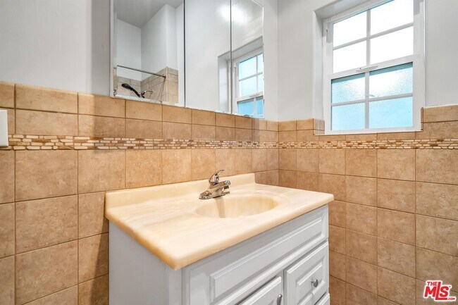 Building Photo - 359 S Highland Ave