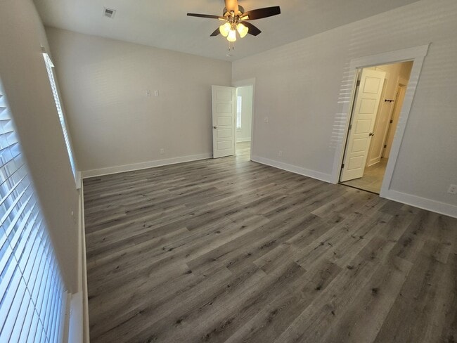 Building Photo - End Unit 3/3.5 Townhome w/ Community Pool!