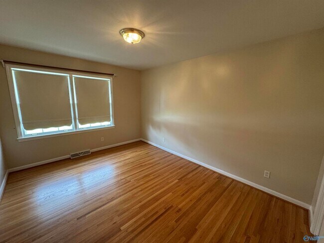 Building Photo - 816 Mira Vista Dr SE
