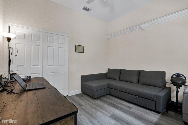 Building Photo - 4 br, 3 bath House - 5718 NW 50th Dr