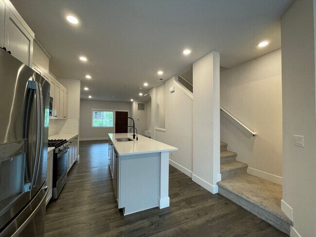 Building Photo - Beautiful, Bight & Modern 2Bd/2.5Ba Townhome in North Bethany! Two car attached garage, In unit l...
