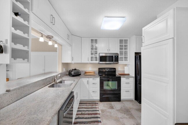 Building Photo - 9330 Lagoon Pl