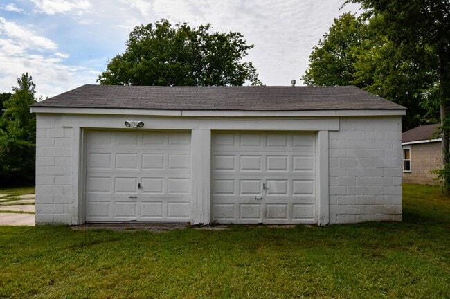 Building Photo - 1-Bedroom Home with Office & Easy Access t...