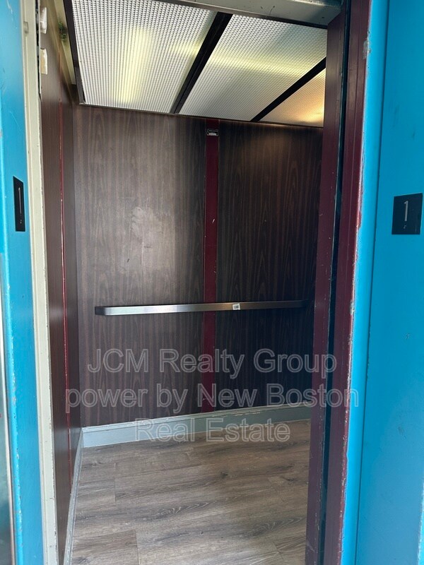 Building Photo - 191 N Common St