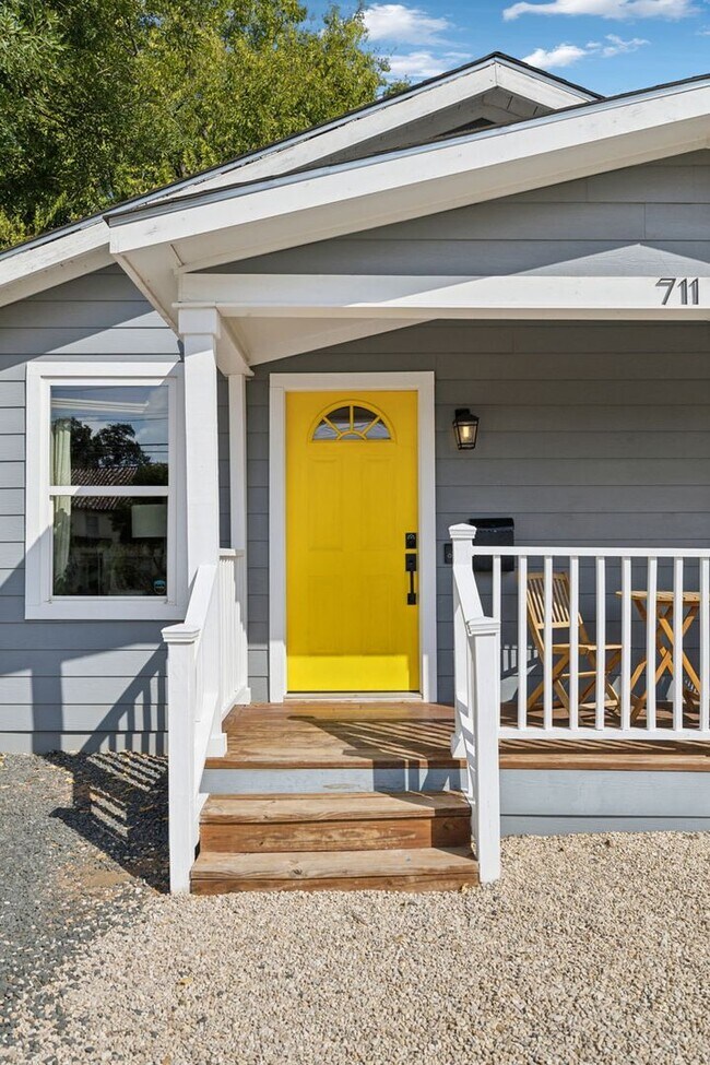 Building Photo - DARLING 2-BEDROOM MAHNCKE PARK COTTAGE
