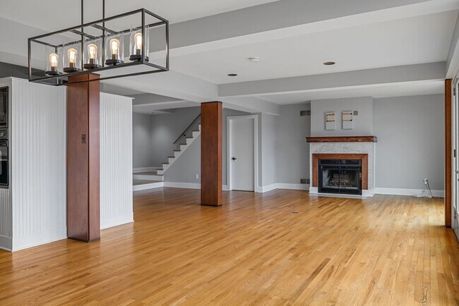 Building Photo - *Beautifully Updated & Spacious 4BD/2.5BA Single Family Home Available in South Side Slopes*