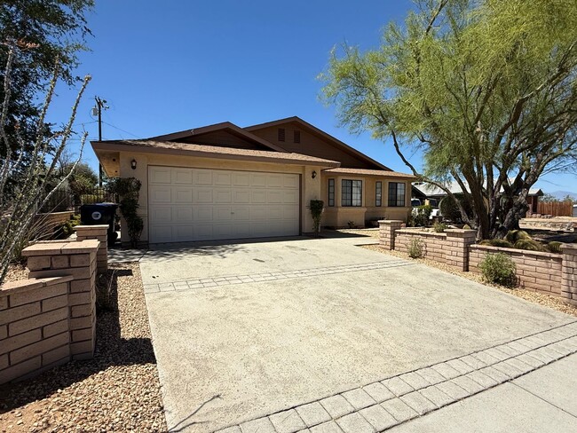 Building Photo - Victorville- Beautiful 3 Bedroom Home in G...