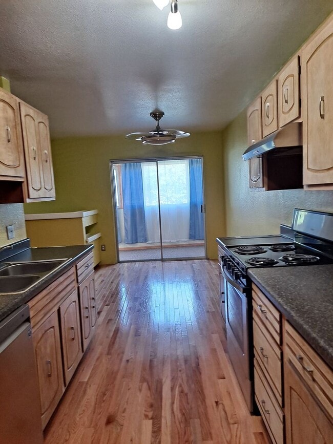 Building Photo - ALL PROSPECTIVE TENANTS MUST SUBMIT A $58 NON-REFUNDABLE APPLICATION FEE PER APPLICANT ONLINE AND...