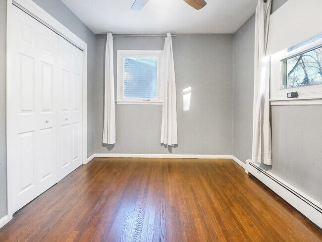Building Photo - Open and Updated 2-Bed Home with Granite & Hardwood  in Arden Hills!"
