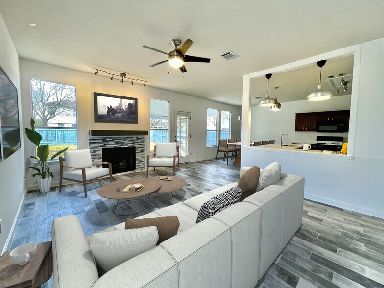 Building Photo - 13400 Rossello Dr