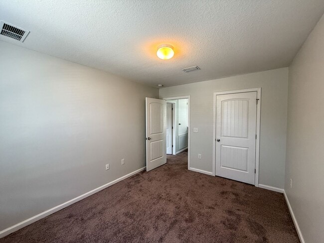 Building Photo - 4 bedroom, 2.5 bath home centrally located...