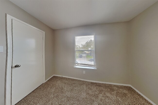 Building Photo - 11950 Rolling Stream Dr