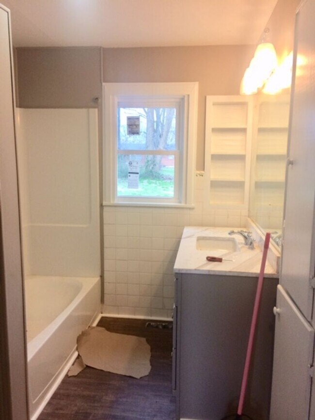 Building Photo - *605 MEADOWLAWN AV*-BG CITY SCHOOLS- $1595...