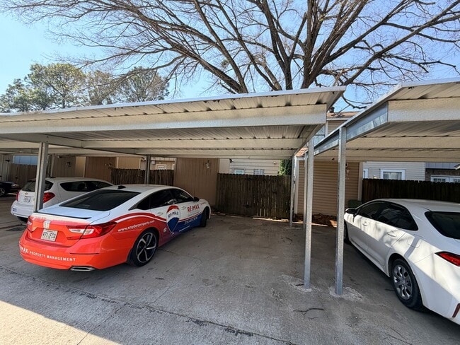 Building Photo - Townhouse Just Minutes to LSUS .....