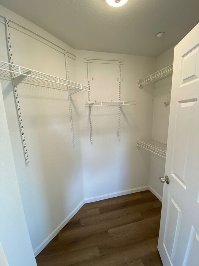 Building Photo - 4 Bed 3 Bath In Brentwood (Recently Updated)