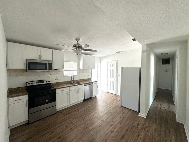 Building Photo - Spacious 4-Bed/2-Bath Home for Rent in Bra...