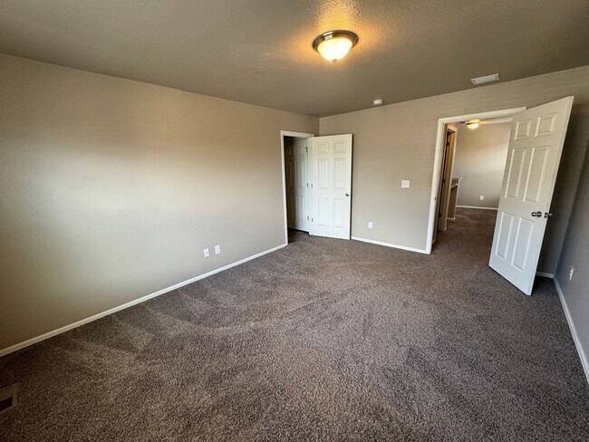 Building Photo - ***$500 Off 1st Months Rent*** Stunning 4BD/3BA Home in North Longmont - Available NOW!