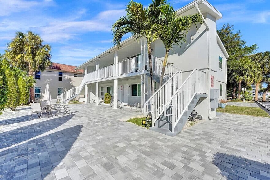 Building Photo - 906 N Riverside Dr