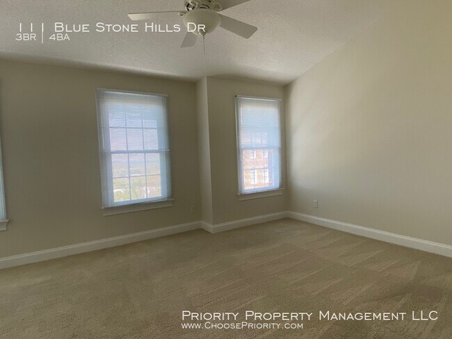 Building Photo - Gorgeous 3 Bed 3.5 Bath End Unit
