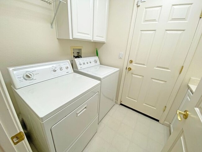 Building Photo - 5821 Killarney Cir