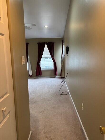 Building Photo - 637 Muhlenberg Dr