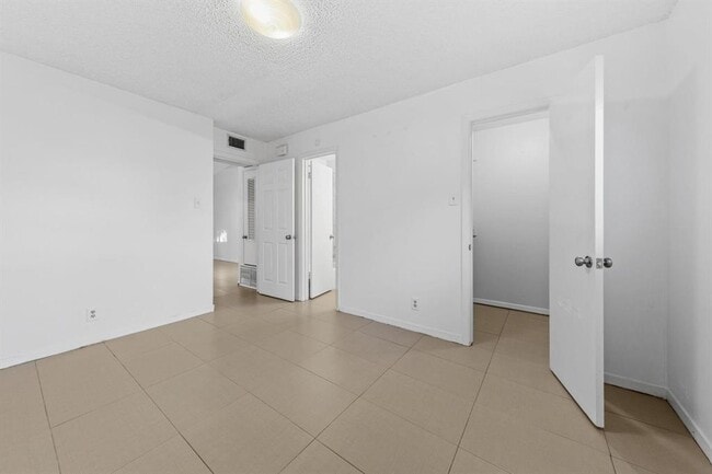 Building Photo - 1907 Fairlawn Ln