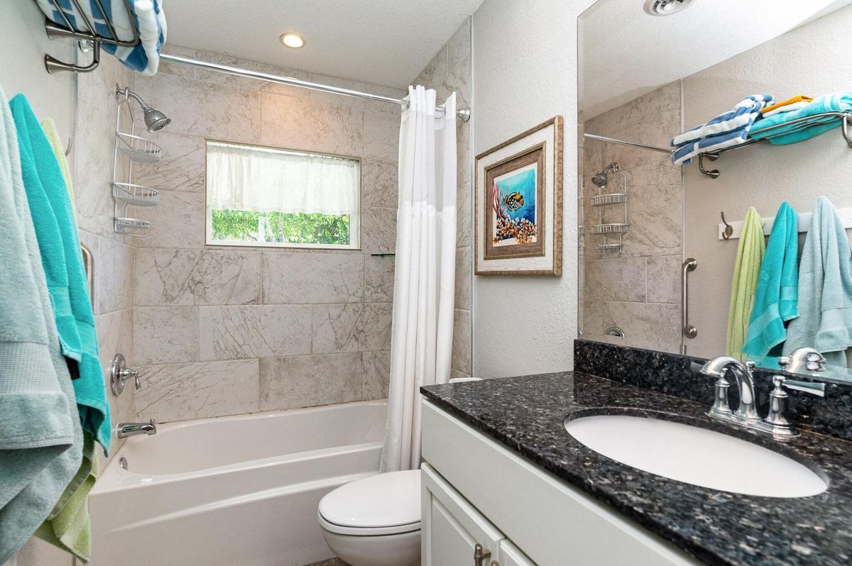 Building Photo - 1052 Pine Tree Dr