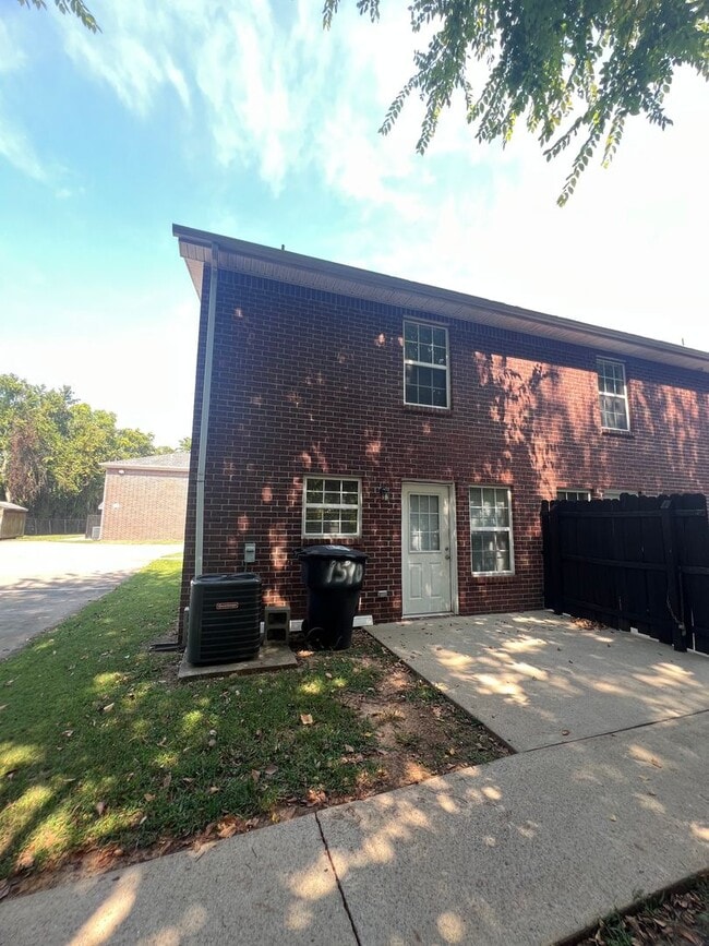 Building Photo - 1510 Center Pointe Dr
