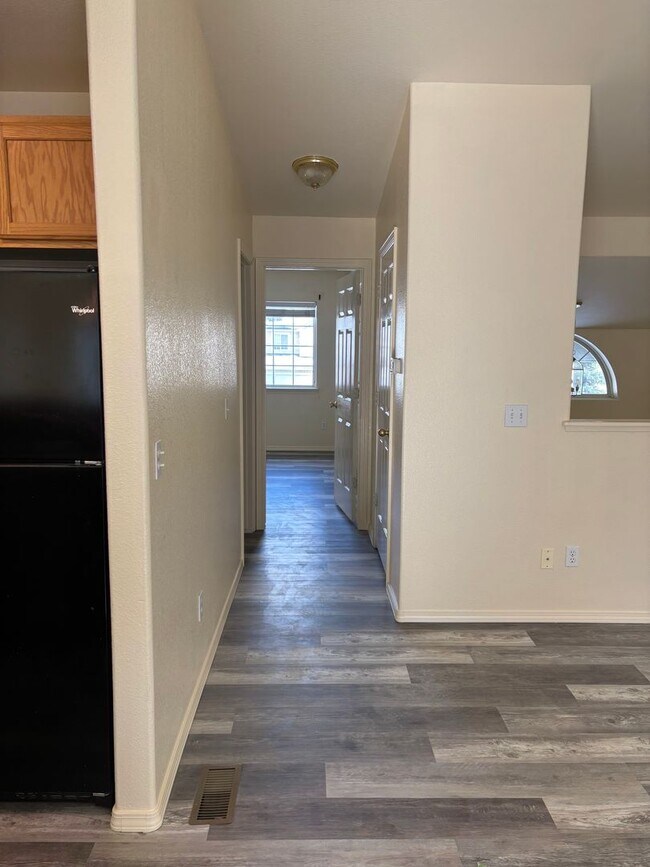 Building Photo - 726-728 E Spokane Ave