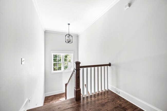 Building Photo - 1735 Hillmont Dr