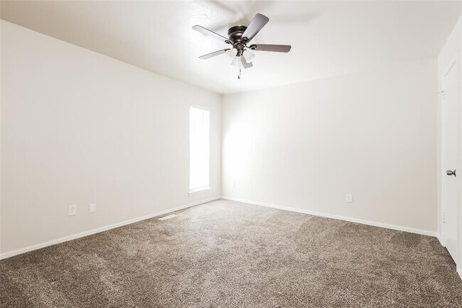 Building Photo - 8829 Parkridge Dr