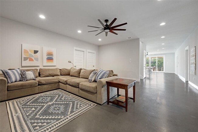 Building Photo - 15421 McCormick Vis