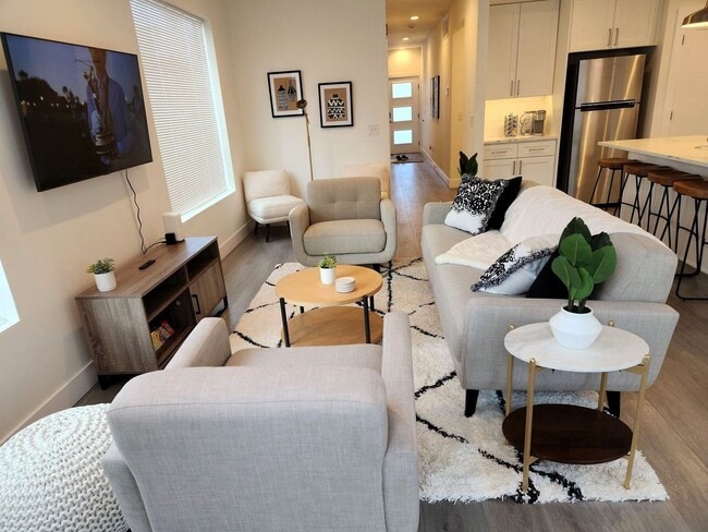 Building Photo - New Modern 4 Bed 2.5 Bath duplex with over...