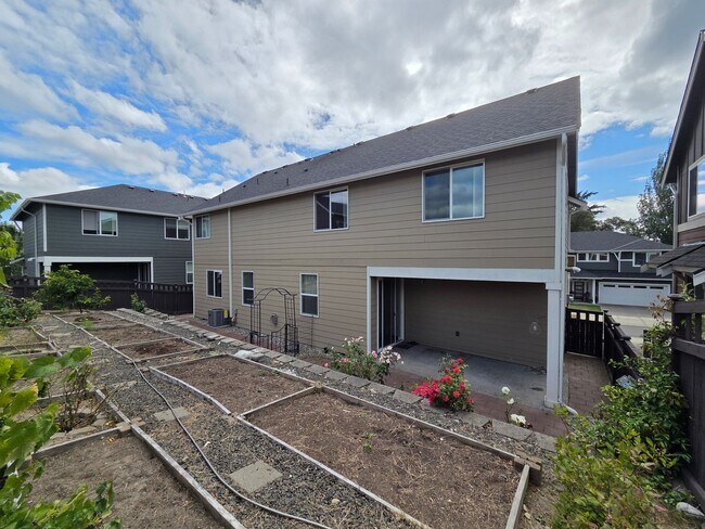 Building Photo - 2524 Jacaranda Ave
