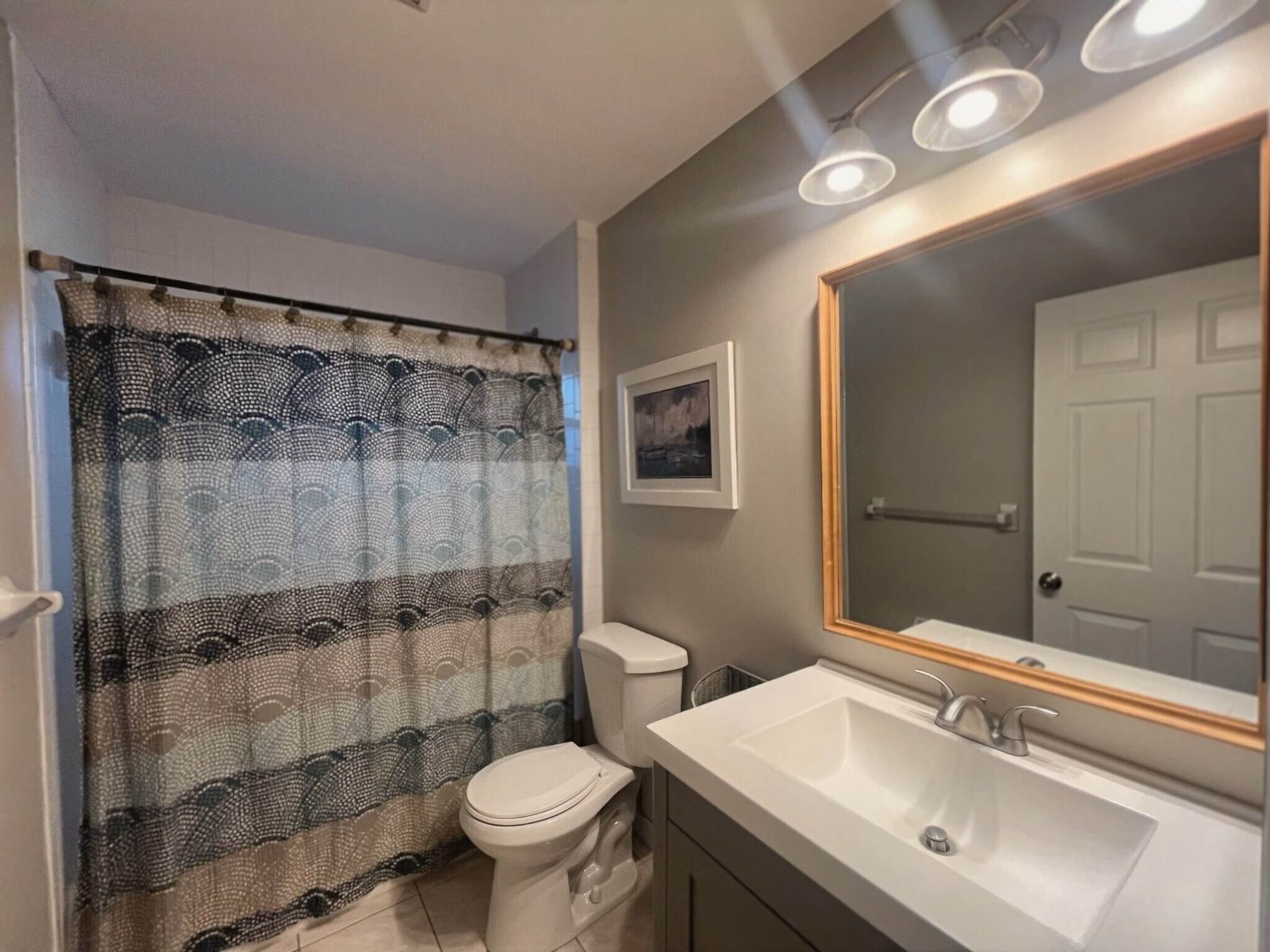 Shared bathroom. - 822 Nicholas Pky W