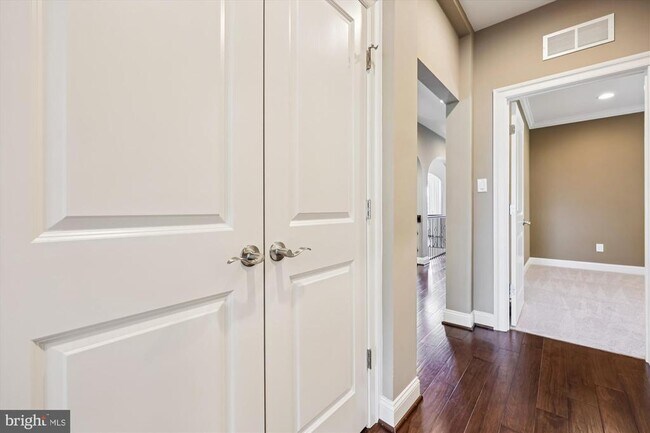 Building Photo - 448 Salk Cir