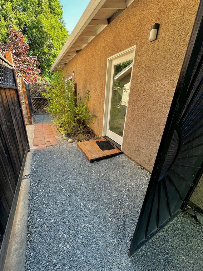 Building Photo - Spacious 1 Bedroom with RIVER TRAIL ACCESS!!